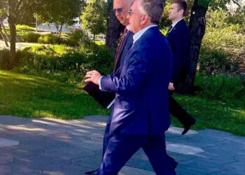 Steve Witkoff y Kirill Dmitriev caminan en un parque.