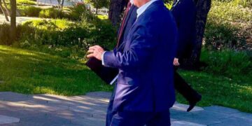 Steve Witkoff y Kirill Dmitriev caminan en un parque.