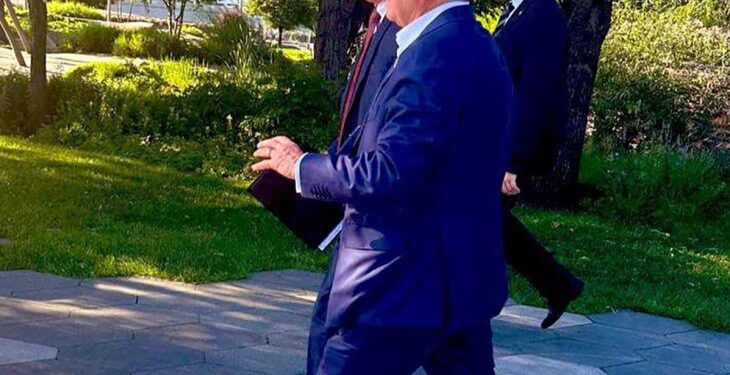 Steve Witkoff y Kirill Dmitriev caminan en un parque.