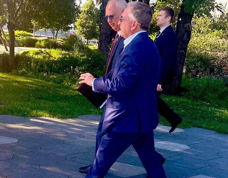 Steve Witkoff y Kirill Dmitriev caminan en un parque.