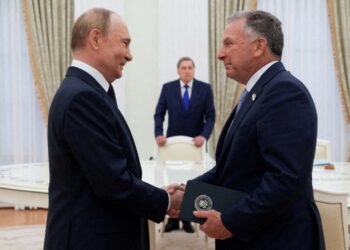 Putin y Steve Witkoff dándose la mano durante una reunión.