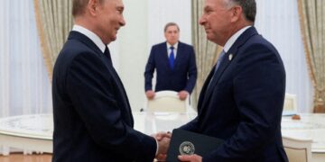 Putin y Steve Witkoff dándose la mano durante una reunión.