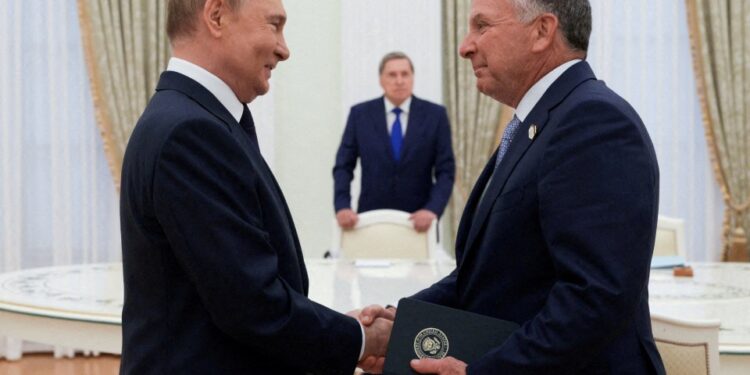 Putin y Steve Witkoff dándose la mano durante una reunión.