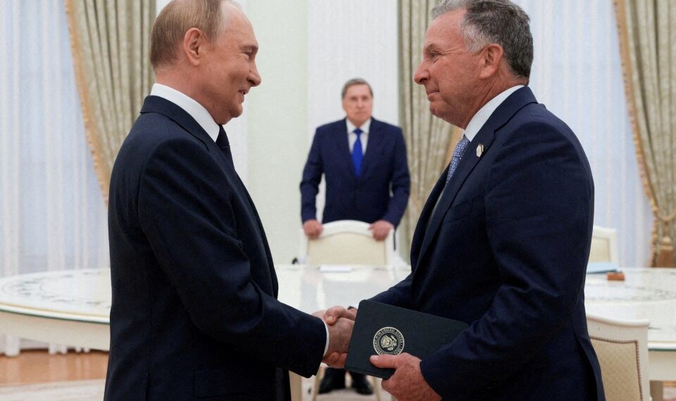 Putin y Steve Witkoff dándose la mano durante una reunión.