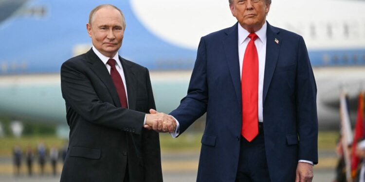 Putin y Trump dándose la mano.