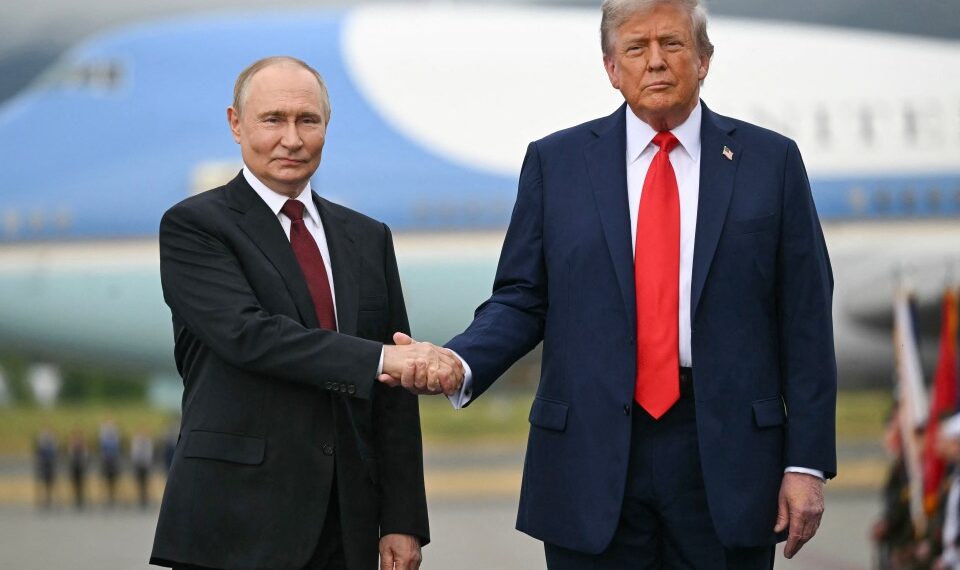 Putin y Trump dándose la mano.