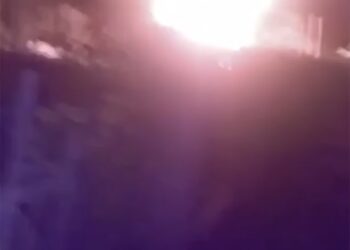 Imagen de una luz brillante, posiblemente una explosión, con el logotipo de inteligencia militar de Gur ucraniano.