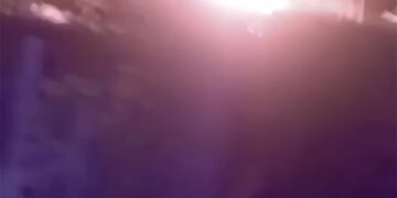 Imagen de una luz brillante, posiblemente una explosión, con el logotipo de inteligencia militar de Gur ucraniano.