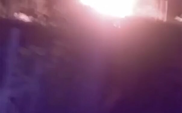 Imagen de una luz brillante, posiblemente una explosión, con el logotipo de inteligencia militar de Gur ucraniano.