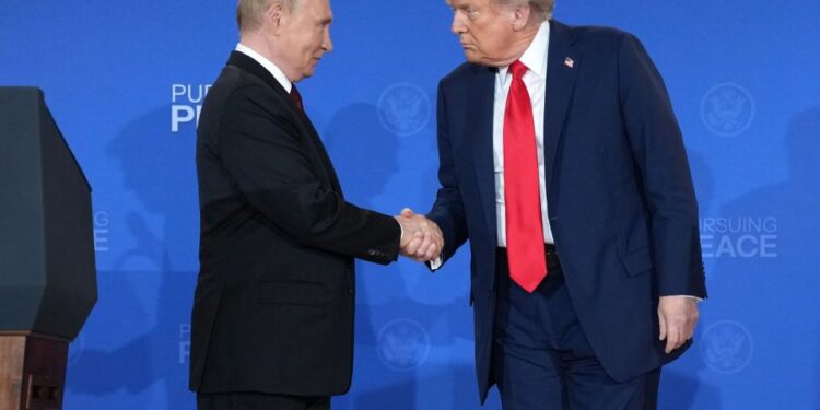 Un collage de imágenes que contiene 1 imágenes, la imagen 1 muestra al presidente Trump y al presidente Putin dándose la mano en una conferencia de prensa