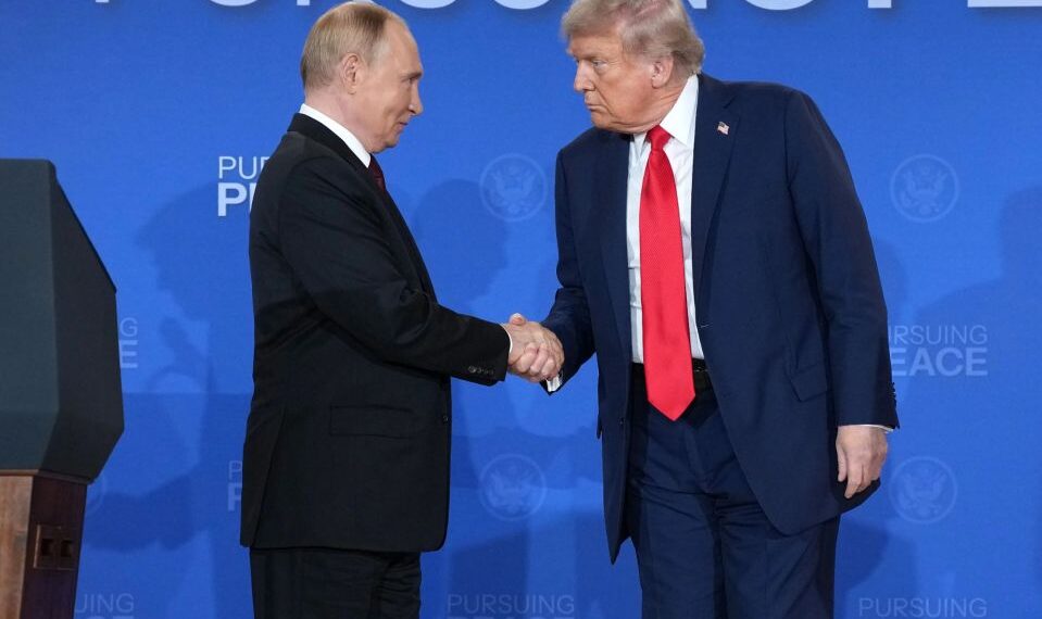 Un collage de imágenes que contiene 1 imágenes, la imagen 1 muestra al presidente Trump y al presidente Putin dándose la mano en una conferencia de prensa