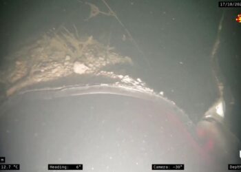 Vista submarina de una tubería dañada.