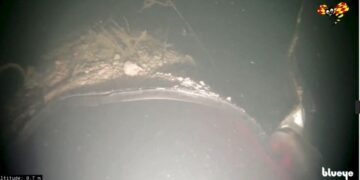 Vista submarina de una tubería dañada.