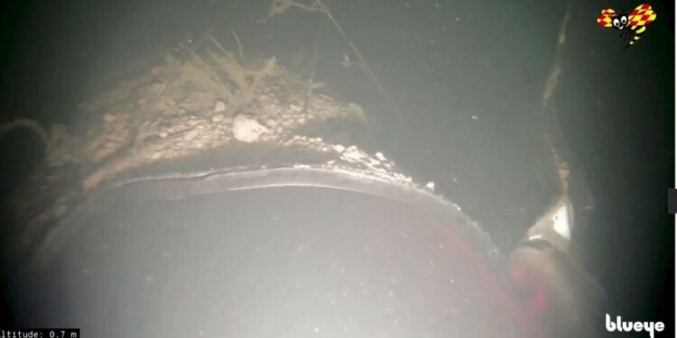 Vista submarina de una tubería dañada.