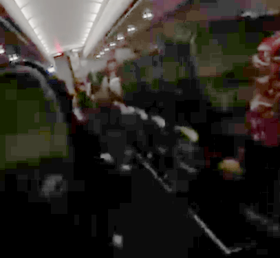 Pasajeros de avión aterrorizados durante la turbulencia.