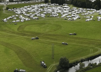 Vista aérea de numerosas caravanas estacionadas en un campo.