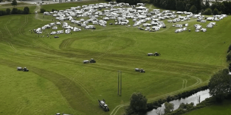 Vista aérea de numerosas caravanas estacionadas en un campo.