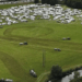 Vista aérea de numerosas caravanas estacionadas en un campo.