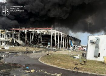 Instalaciones industriales dañadas en Mukachevo, Ucrania, después de una huelga de misiles rusos.