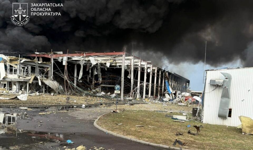 Instalaciones industriales dañadas en Mukachevo, Ucrania, después de una huelga de misiles rusos.