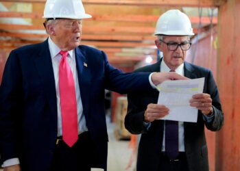 El presidente Donald Trump y el presidente de la Reserva Federal, Jerome Powell, recorren el proyecto de renovación de la sede de $ 2.5 mil millones de la Reserva Federal en Washington el 24 de julio de 2025. (Chip Somodevilla/Getty Images)