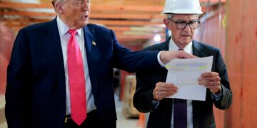 El presidente Donald Trump y el presidente de la Reserva Federal, Jerome Powell, recorren el proyecto de renovación de la sede de $ 2.5 mil millones de la Reserva Federal en Washington el 24 de julio de 2025. (Chip Somodevilla/Getty Images)