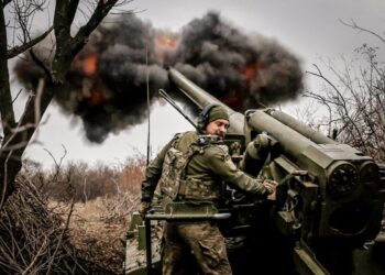 Un militar con la 24ª Brigada mecanizada de Ucrania dispara un obús a las fuerzas rusas cerca de Chasiv Yar, Ucrania, el 18 de noviembre de 2024.