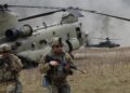 Soldados y helicópteros durante un ejercicio militar de la OTAN.