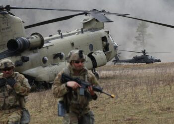 Soldados y helicópteros durante un ejercicio militar de la OTAN.