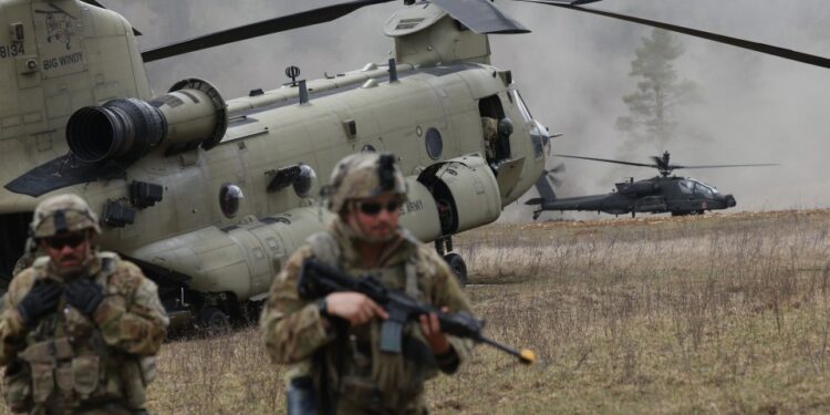 Soldados y helicópteros durante un ejercicio militar de la OTAN.