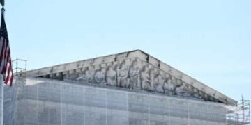 La Corte Suprema de los Estados Unidos envuelta en andamios