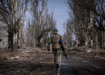 Velyka Novosilka, Donbas, Ucrania - 7 de marzo: militares ucranianos de la Patrulla del Ejército Voluntario de Ucrania alrededor de la ciudad de Velyka Novosilka, Ucrania, 7 de marzo de 2023. La frontera alrededor de la ciudad de Vuhledar, un ferrocarril estratégico y un centro de carreteras al sur de Bakhmut, se reside en un escenario apocalíptico. Los edificios destruidos y los autos quemados están dispersos en ambos lados de la carretera. Allí, escondido en sótanos de casas abandonadas, el ejército voluntario ucraniano ocupa sus posiciones contra los ataques implacables de las fuerzas rusas. Bajo la amenaza de la artillería del enemigo, que resuena en la aldea, los soldados mantienen sus posiciones fortificadas en turnos de 12h. En los últimos días, dijeron, han podido repeler varias ofensivas rusas. (Foto de Ignacio Marin Fernández/Agencia Anadolu a través de Getty Images)