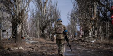 Velyka Novosilka, Donbas, Ucrania - 7 de marzo: militares ucranianos de la Patrulla del Ejército Voluntario de Ucrania alrededor de la ciudad de Velyka Novosilka, Ucrania, 7 de marzo de 2023. La frontera alrededor de la ciudad de Vuhledar, un ferrocarril estratégico y un centro de carreteras al sur de Bakhmut, se reside en un escenario apocalíptico. Los edificios destruidos y los autos quemados están dispersos en ambos lados de la carretera. Allí, escondido en sótanos de casas abandonadas, el ejército voluntario ucraniano ocupa sus posiciones contra los ataques implacables de las fuerzas rusas. Bajo la amenaza de la artillería del enemigo, que resuena en la aldea, los soldados mantienen sus posiciones fortificadas en turnos de 12h. En los últimos días, dijeron, han podido repeler varias ofensivas rusas. (Foto de Ignacio Marin Fernández/Agencia Anadolu a través de Getty Images)