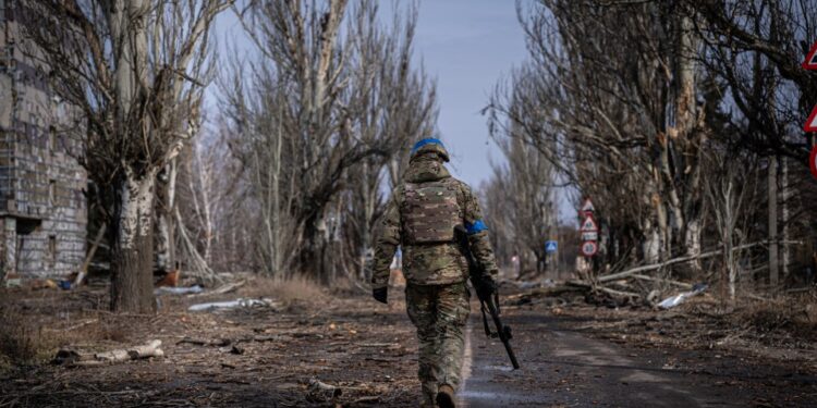 Velyka Novosilka, Donbas, Ucrania - 7 de marzo: militares ucranianos de la Patrulla del Ejército Voluntario de Ucrania alrededor de la ciudad de Velyka Novosilka, Ucrania, 7 de marzo de 2023. La frontera alrededor de la ciudad de Vuhledar, un ferrocarril estratégico y un centro de carreteras al sur de Bakhmut, se reside en un escenario apocalíptico. Los edificios destruidos y los autos quemados están dispersos en ambos lados de la carretera. Allí, escondido en sótanos de casas abandonadas, el ejército voluntario ucraniano ocupa sus posiciones contra los ataques implacables de las fuerzas rusas. Bajo la amenaza de la artillería del enemigo, que resuena en la aldea, los soldados mantienen sus posiciones fortificadas en turnos de 12h. En los últimos días, dijeron, han podido repeler varias ofensivas rusas. (Foto de Ignacio Marin Fernández/Agencia Anadolu a través de Getty Images)