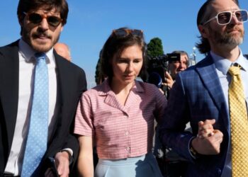 Amanda Knox regresa a una sala del tribunal italiana por primera vez en de 12 años y medio para despearse "de una vez por todas" de una carga de calumnia