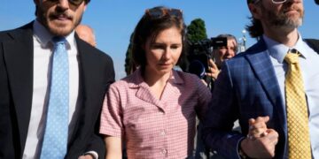 Amanda Knox regresa a una sala del tribunal italiana por primera vez en de 12 años y medio para despearse "de una vez por todas" de una carga de calumnia