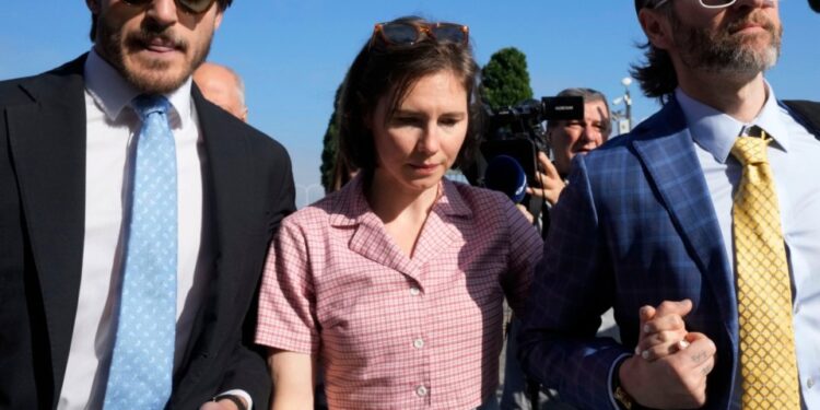 Amanda Knox regresa a una sala del tribunal italiana por primera vez en de 12 años y medio para despearse "de una vez por todas" de una carga de calumnia
