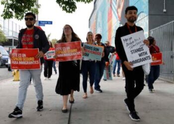 Las organizaciones comunitarias y los maestros se unen afuera por los derechos de los inmigrantes el primer día de escuela en la Escuela Secundaria Maya Angelou el jueves 14 de agosto de 2025 en Los Ángeles, California.