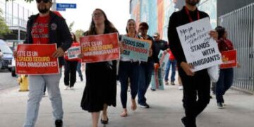 Las organizaciones comunitarias y los maestros se unen afuera por los derechos de los inmigrantes el primer día de escuela en la Escuela Secundaria Maya Angelou el jueves 14 de agosto de 2025 en Los Ángeles, California.