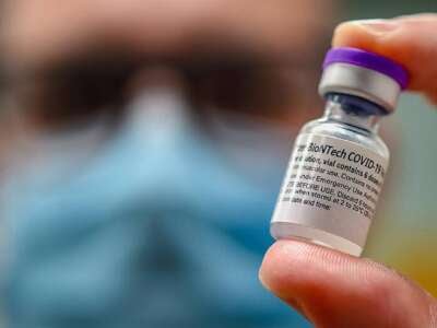 Una dosis de vacuna Covid-19 en una clínica de vacunación en el área de Kansas City.