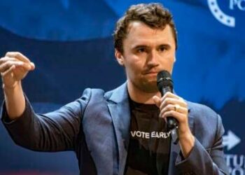 El activista político conservador Charlie Kirk, fundador de Turning Point Action, habla durante una reunión en el campus de la Universidad de Arizona en Tucson el 17 de octubre de 2024.