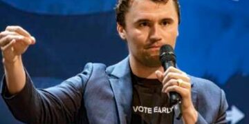 El activista político conservador Charlie Kirk, fundador de Turning Point Action, habla durante una reunión en el campus de la Universidad de Arizona en Tucson el 17 de octubre de 2024.