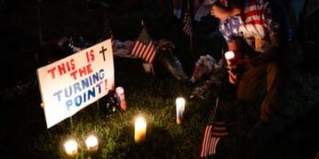 Una persona tiene una vela en el espacio conmemorativo durante una vigilia Charlie Kirk en Burlington Commons el 17 de septiembre de 2025 en Burlington, Kentucky.