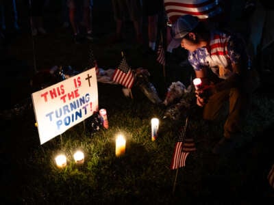 Una persona tiene una vela en el espacio conmemorativo durante una vigilia Charlie Kirk en Burlington Commons el 17 de septiembre de 2025 en Burlington, Kentucky.