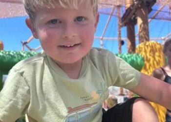 Niño en un patio de recreo.