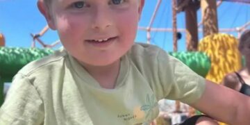 Niño en un patio de recreo.