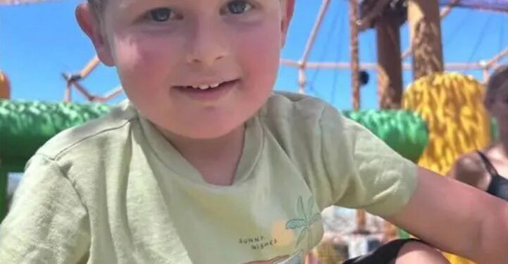 Niño en un patio de recreo.