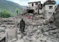 Un hombre pasa por una casa dañada después de terremotos en el pueblo de Mazar Dara de Nurgal, un distrito de la provincia de Kunar, en el este de Afganistán, el 1 de septiembre de 2025. (Wakil Kohsar/AFP a través de imágenes de Getty)