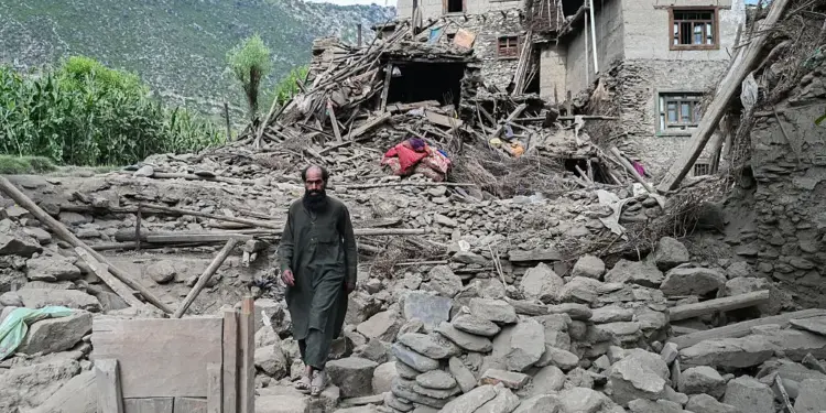 Un hombre pasa por una casa dañada después de terremotos en el pueblo de Mazar Dara de Nurgal, un distrito de la provincia de Kunar, en el este de Afganistán, el 1 de septiembre de 2025. (Wakil Kohsar/AFP a través de imágenes de Getty)