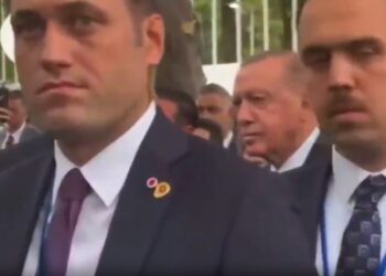 Recep Tayyip Erdogan izquierda en la acera para la caravana.